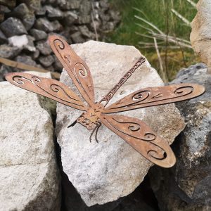 Art Deco Rustic Metal Dragonfly Garden Statue - Father's Day Outdoor Decor Sculpture, Natural Rust Finish Insect Ornament, Floor Mount Home Decor for Garden, Yard, Patio - Durable, No Battery Needed